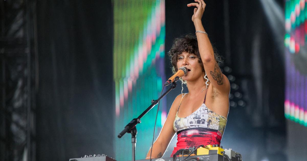 Une chanteuse agressée sexuellement en plein concert, décide de