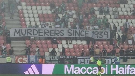 Â«Assassins depuis 1939Â», la banderole dÃ©ployÃ©e par les supporters du Maccabi Haifa fait...