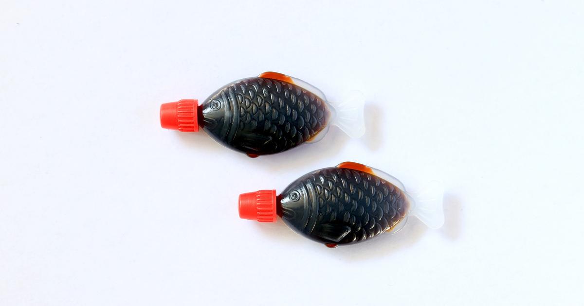 オーストラリア州で禁止された魚の形をした醤油の象徴的なミニボトル