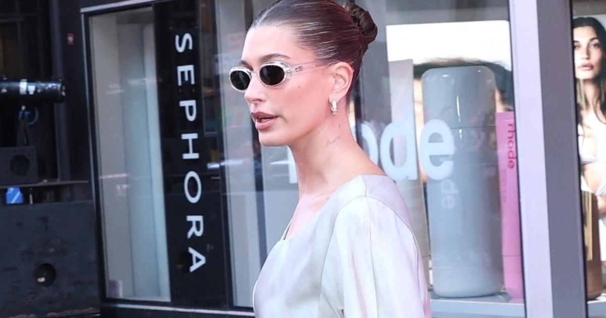 Élégant et facile à faire, le chignon de danseuse est la coiffure parfaite selon Hailey Bieber