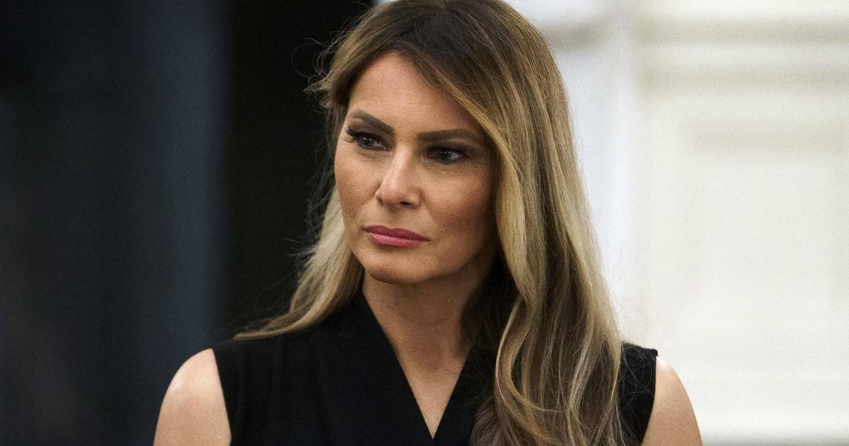 Brillance et profondeur, le balayage miel de Melania Trump est le plus chic de l’automne