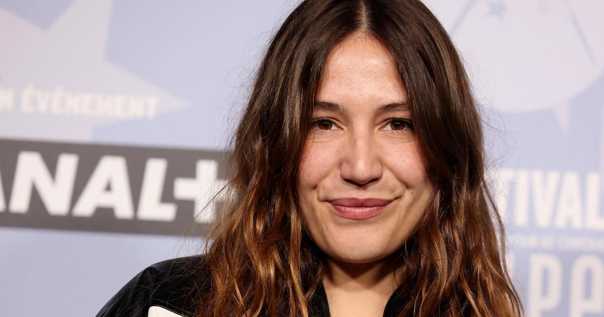 Izïa Higelin : décoration vintage, mobilier coloré… Son cocon parisien ressemble à “une roulotte”