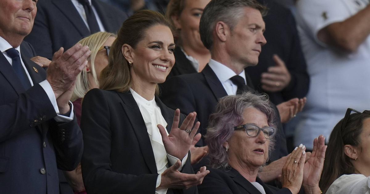 Une tenue inhabituelle... En costume noir et blouse à volants, Kate Middleton porte le deuil de la duchesse de Kent