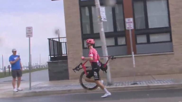 Cyclisme : lâ€™AmÃ©ricain Powless Ã  pied sur la route, lâ€™image insolite qui...