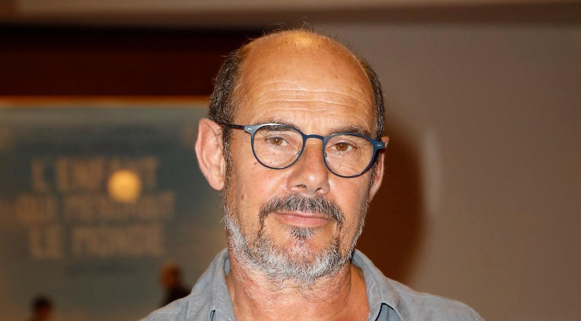 Bernard Campan avoue être “tombé dans les drogues dures” : “J’avais l’impression d’être immortel”