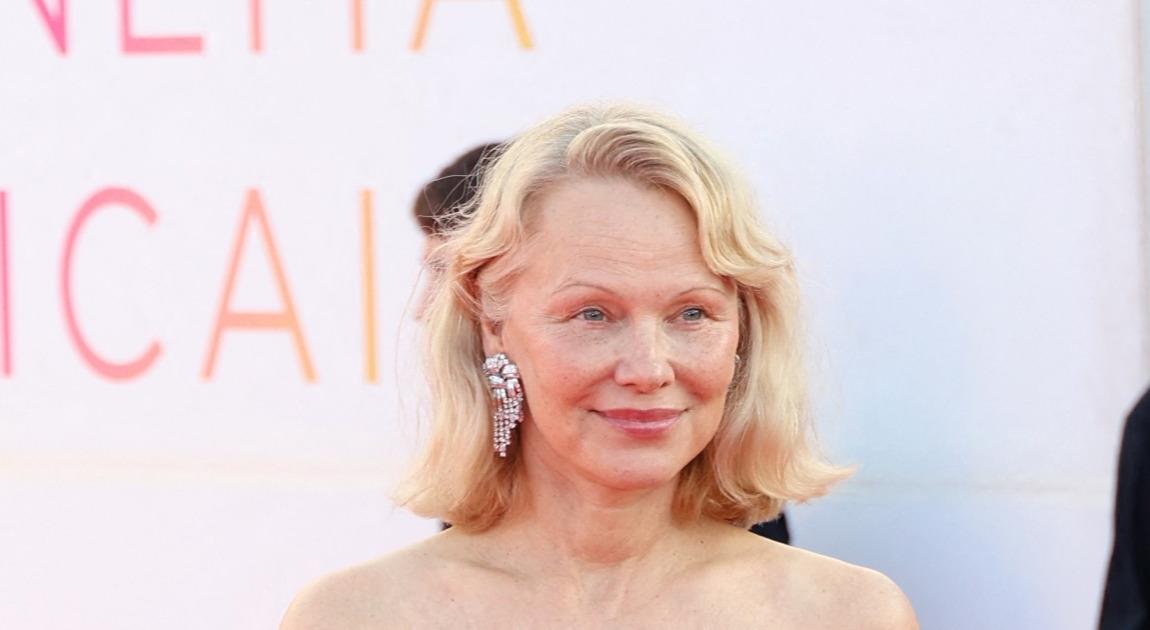 Pamela Anderson touchée par l’hommage d’Isabelle Huppert à Deauville : “Je ne pensais pas qu’elle savait que j’existais”