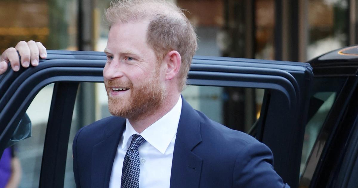 Le prince Harry, éternel enfant : cette adorable vidéo où il joue avec un ballon en forme d’épée
