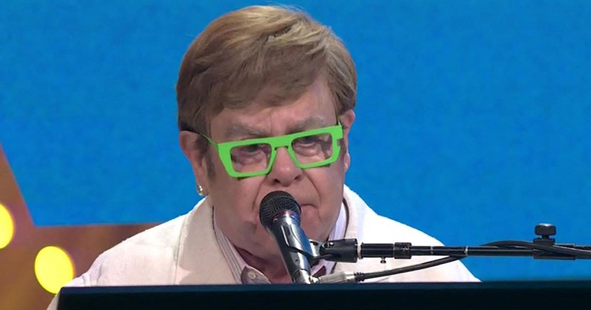 Elton John sur un lit d’hôpital, minerve et jambes plâtrées : ces photos qui ont laissé ses fans perplexes