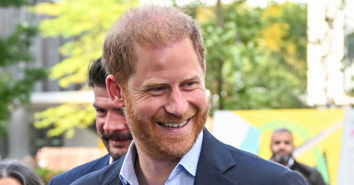Sans piper mot, le prince William a suivi de près le retour de son frère Harry à Londres…
