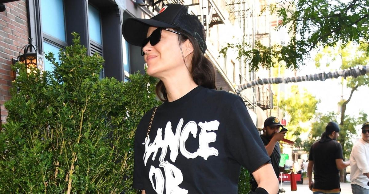 «Dance or die» : à New York, Marion Cotillard adopte avec style le t-shirt officiel de Lady Gaga