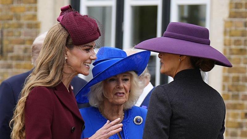 En robe-manteau bordeaux, Kate Middleton accueille à Windsor Melania Trump, encore coiffée d’un intrigant chapeau