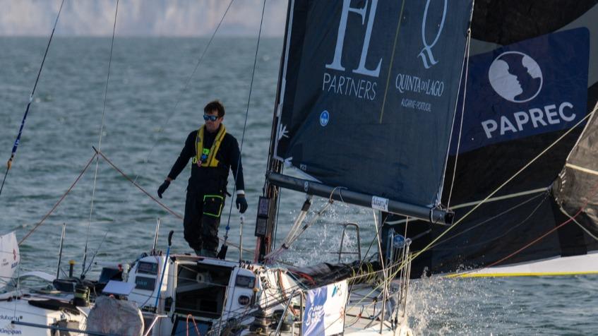Solitaire du Figaro Paprec : le tenant du titre, Tom Dolan, abandonne sur blessure