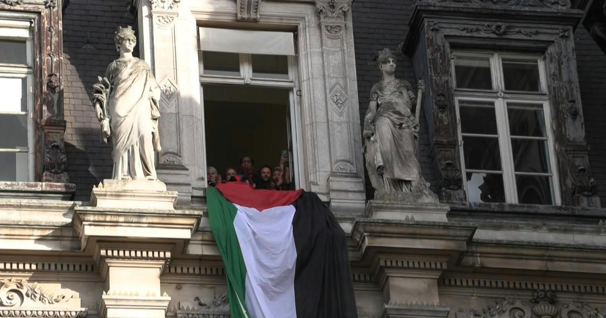 Des Ã©lus de gauche dÃ©ploient un drapeau palestinien gÃ©ant sur la faÃ§ade de la mairie de...