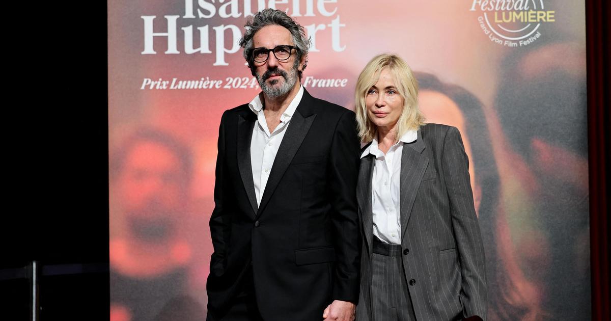 Emmanuelle Béart célèbre ses noces de laine avec Frédéric Chaudier au travers d’un tendre cliché