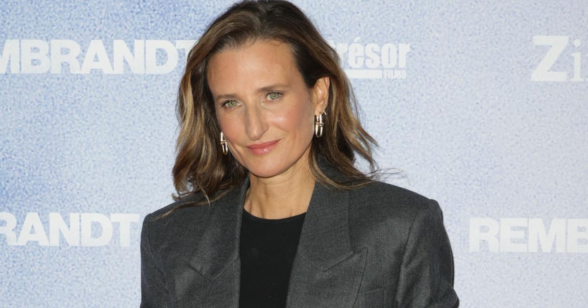 Bottines grunge et mini-robe noire : Camille Cottin nous inspire un look facile à copier, à la fois rock et chic