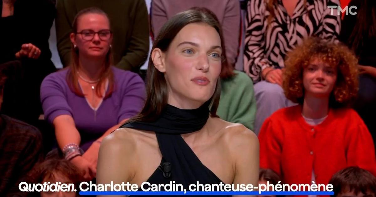 Charlotte Cardin face à un public stoïque lors de la cérémonie du Ballon d’Or, elle réagit : “Un grand moment de solitude”
