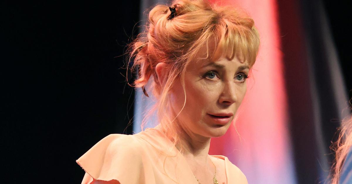 Julie Depardieu “complexée” vis-à-vis de ses parents célèbres : “Je me suis longtemps contentée de...”