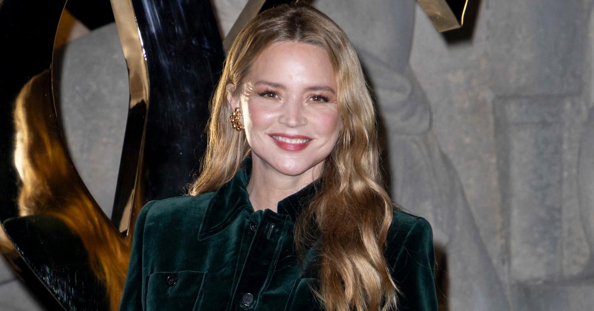 En Saharienne courte et bottes vertigineuses, Virginie Efira conjugue glamour et histoire chez Saint Laurent