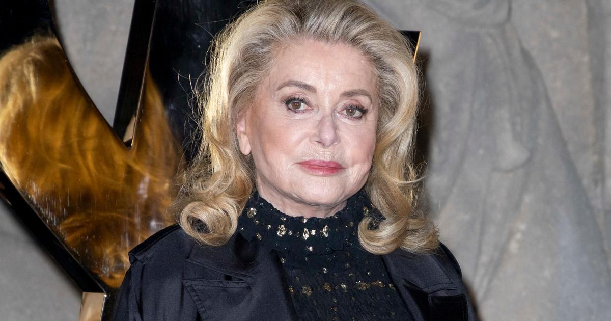 Brushing Old Hollywood et smoky-eyes fumé, Catherine Deneuve fait rayonner le chic à la française au défilé Saint Laurent
