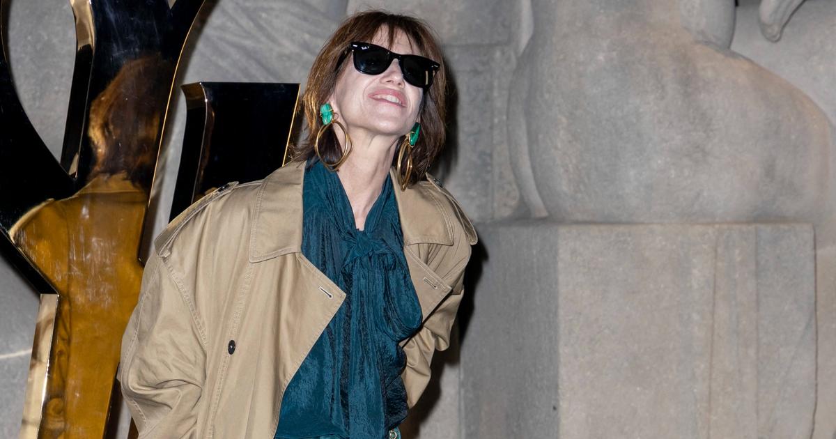 Charlotte Gainsbourg ose une pièce mode audacieuse pour allonger ses jambes au défilé Saint Laurent