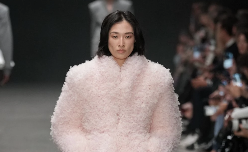 Sur le défilé Stella McCartney, la manucure iridescente de Kure Bazaar illumine le podium