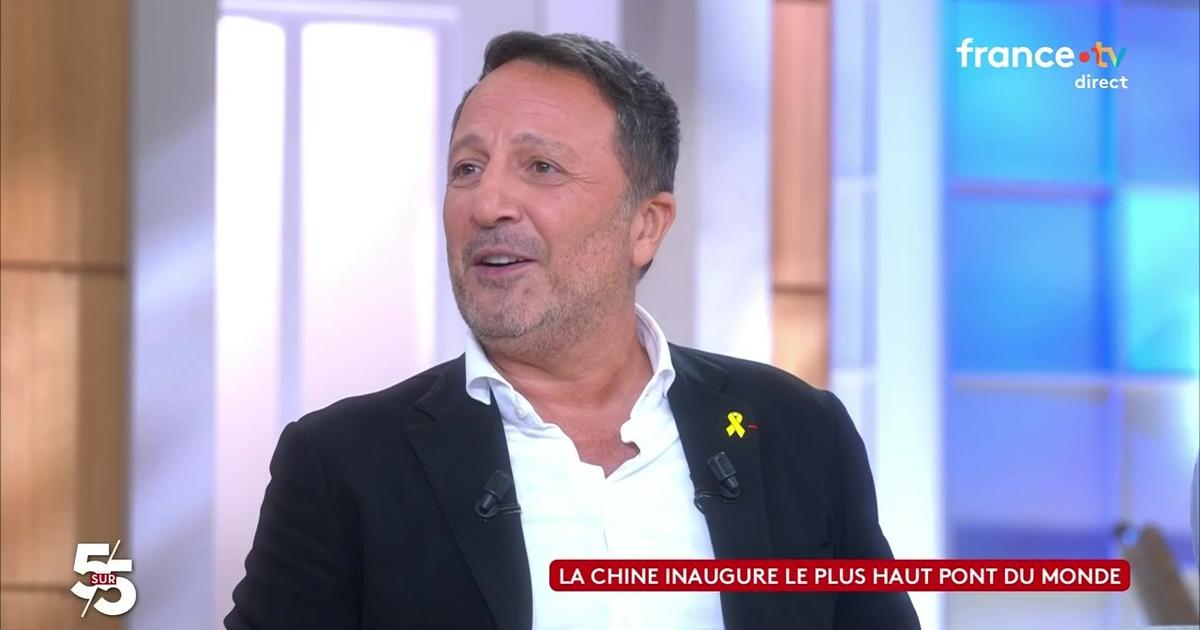 Arthur taquine les équipes de C à vous sur les sujets abordés dans l’émission : "Y’a pas une bonne nouvelle !”