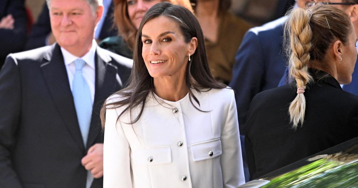 Letizia d’Espagne coordonne son tailleur immaculé Mango à des babies d’une célèbre marque parisienne