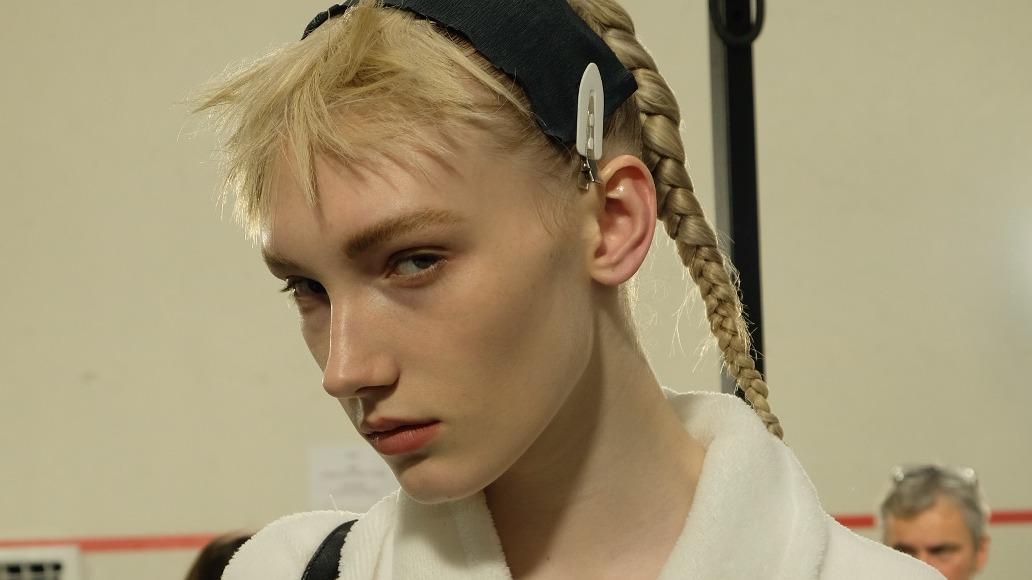 GALA BACKSTAGE - Frange ébouriffée et tresse impeccable : Acne Studios bouscule les codes de la beauté