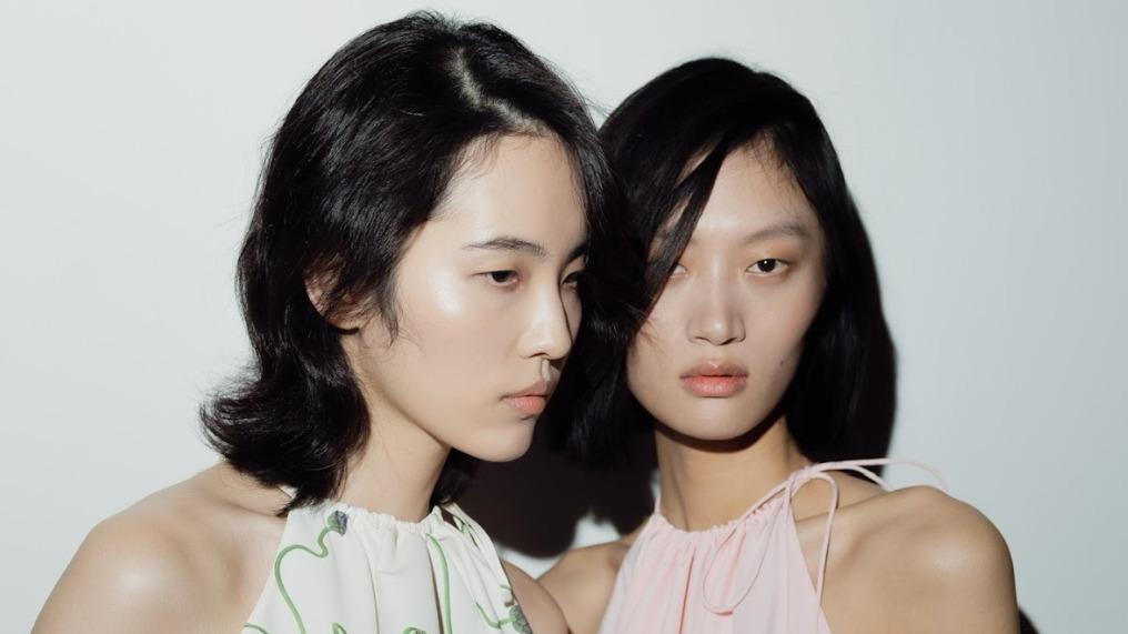 GALA BACKSTAGE - Stella McCartney printemps-été 2026 : les coulisses d’un maquillage lumineux signé Pat McGrath et Eugene Souleiman