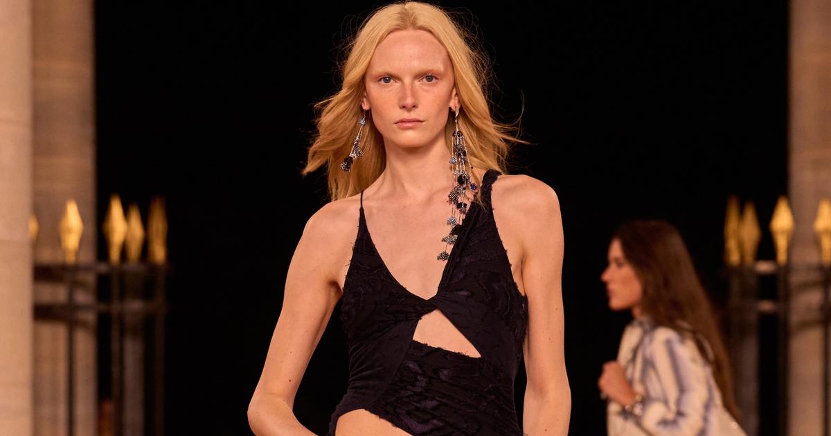 FASHION WEEK DE PARIS : Bottes slouchy, shorts rock… Isabel Marant et son vestiaire indie sleaze pour voyager au bout de la nuit