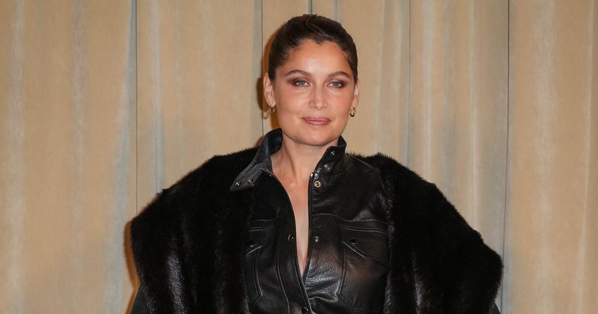 Chez Roger Vivier, Laetitia Casta apparaît toute en jambes dans une mini-combinaison en cuir sous un manteau de fourrure