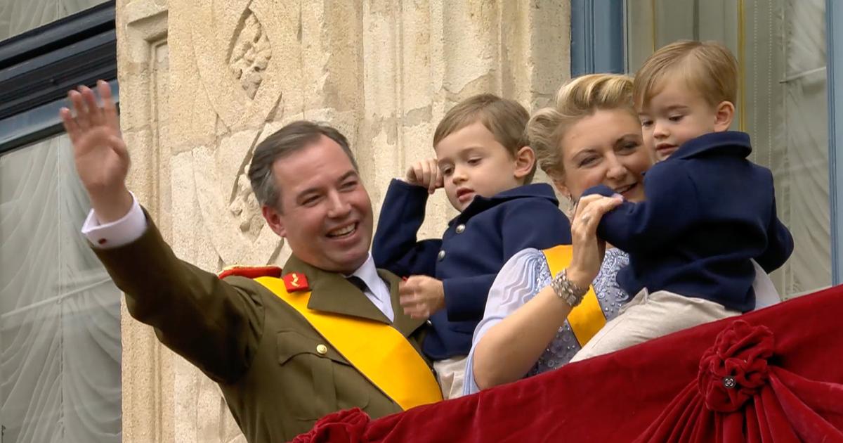 Abdication d’Henri de Luxembourg : Guillaume et Stéphanie émus avec leurs fils Charles et François dans les bras au balcon du palais grand-ducal
