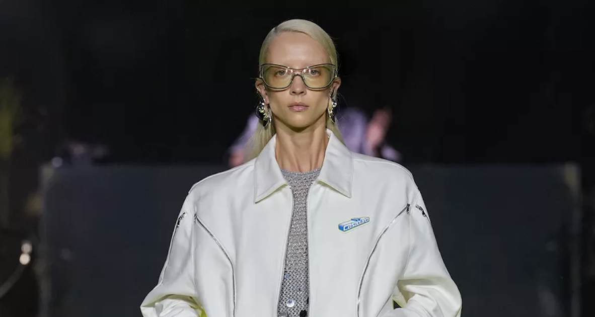 FASHION WEEK DE PARIS - Micro-shorts pop, bombers en cuir, costumes jogging... Casablanca dévoile un vestiaire solaire ce printemps