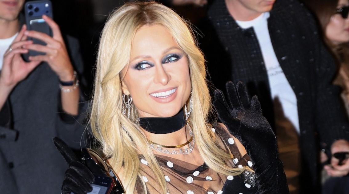 More is more ! Paris Hilton signe un look audacieux chez Isabel Marant, entre motif pois, dentelle et gants d’opéra