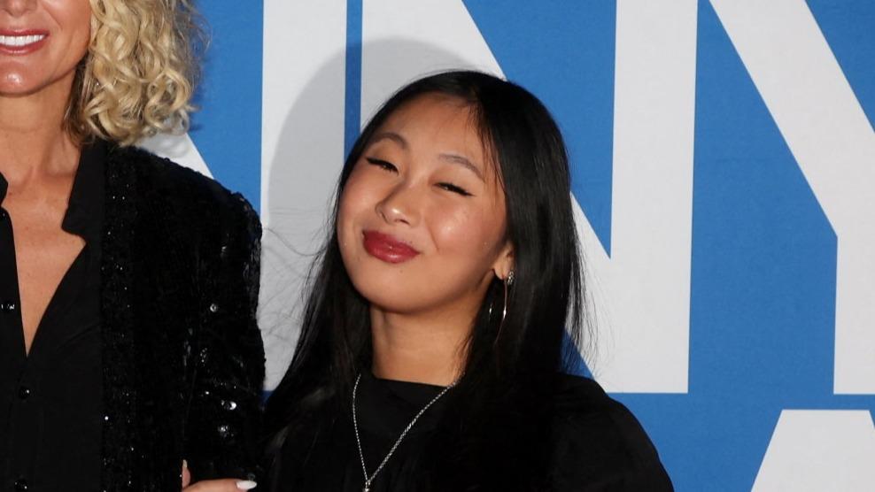 Gestes tendres et doux baiser : Jade Hallyday très amoureuse de son chéri Aaron Thomas