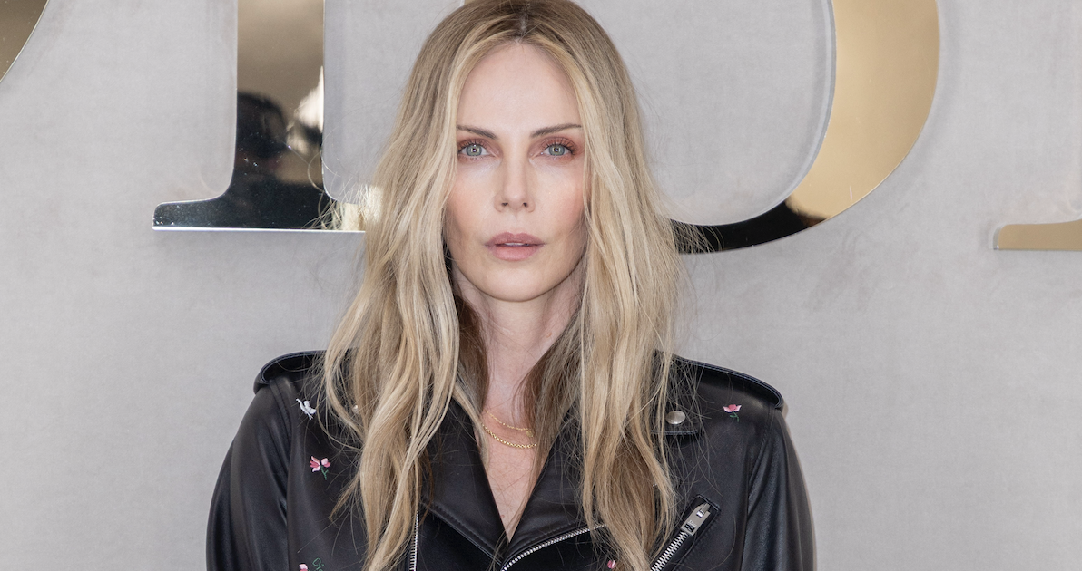 En une apparition, Charlize Theron fait tourner les têtes à la Fashion Week de Paris