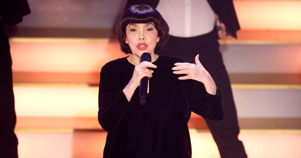 Mireille Mathieu : zoom sur son hôtel particulier de Neuilly-sur-Seine où elle vit avec sa sœur Monique
