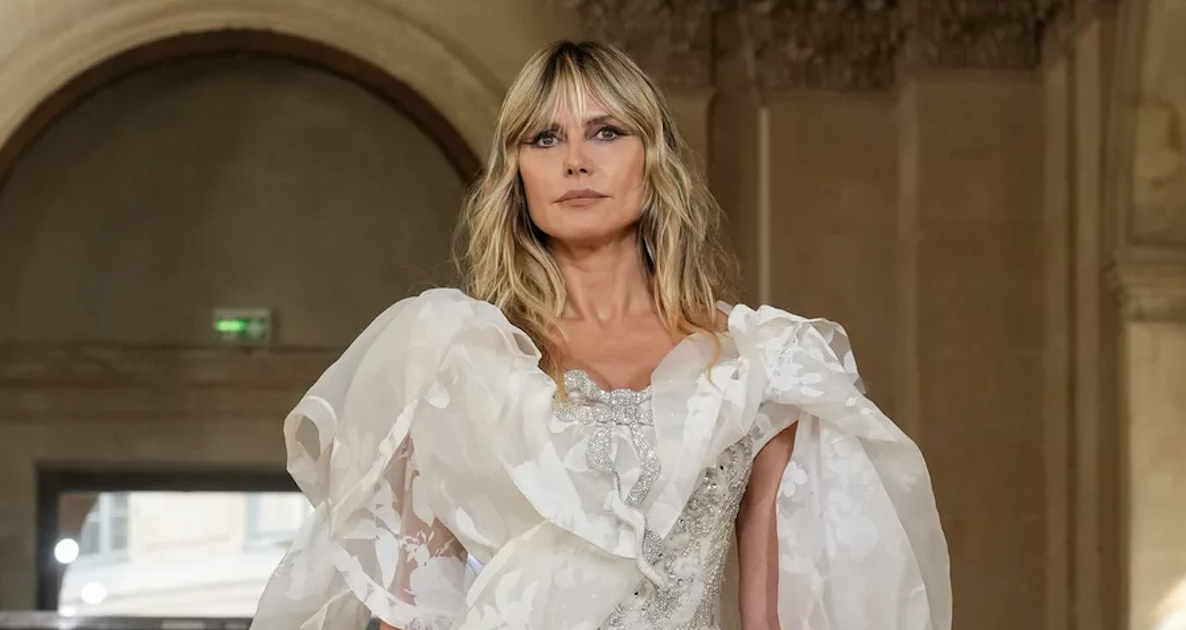 Baiser, bouquet de fleurs XXL et robe de mariée body... La demande en mariage d’Heidi Klum au défilé Vivienne Westwood