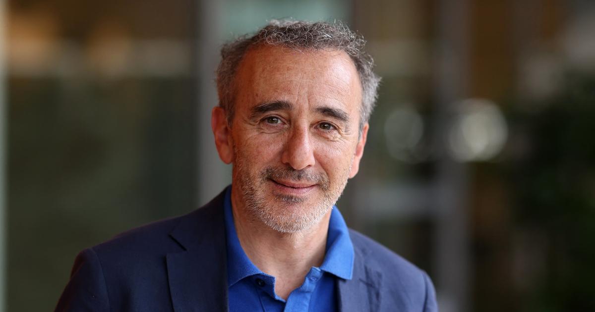 Élie Semoun papa à 61 ans : il dévoile un nouveau cliché de son bébé, déjà émerveillé par le monde