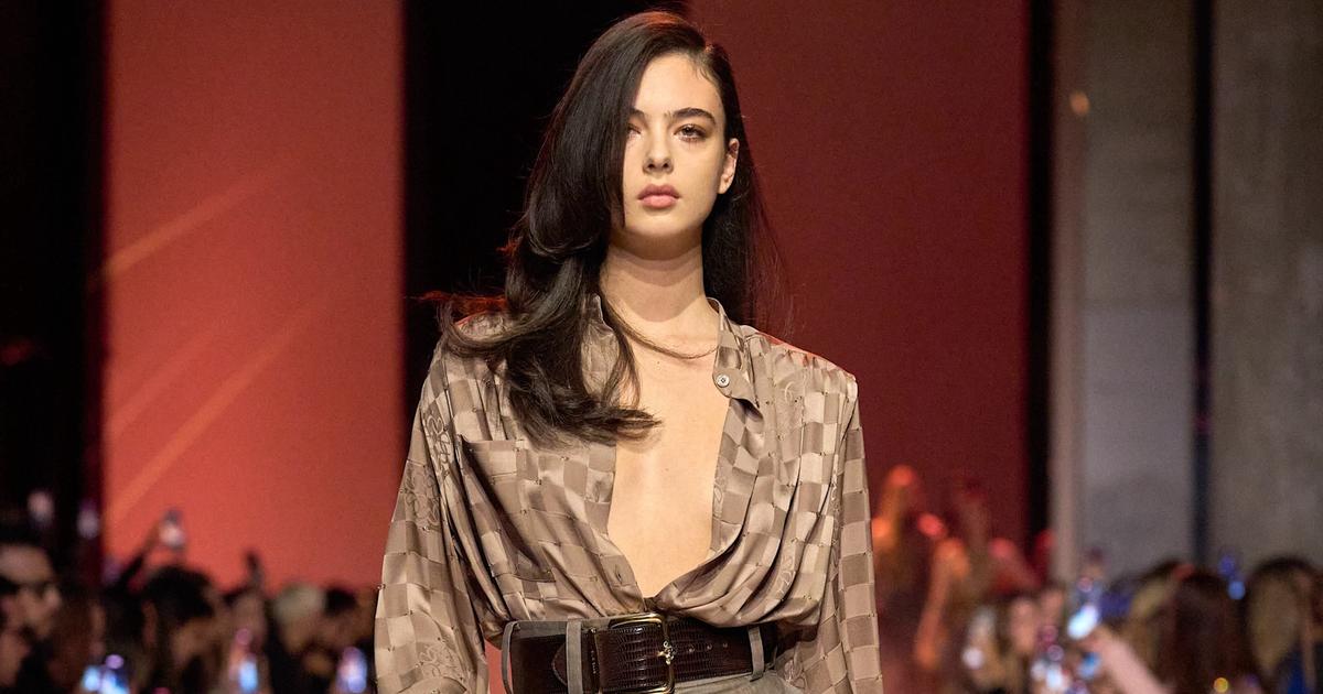 FASHION WEEK DE PARIS – Deva Cassel transformée en Lauren Hutton dans American Gigolo pour Elie Saab : son look à la loupe