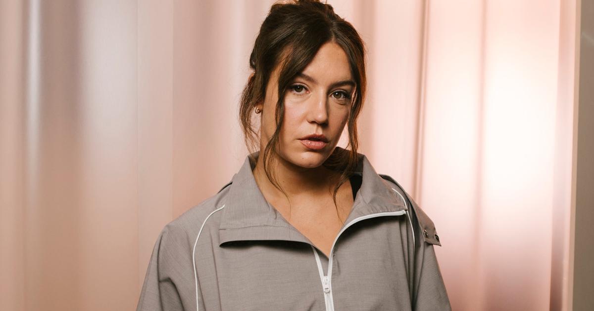 VIDÉO GALA – Au défilé Lacoste, Adèle Exarchopoulos manie l’art du survêtement avec chic