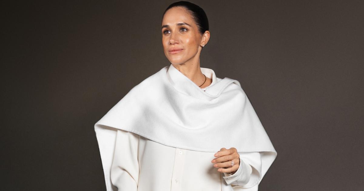En total look blanc puis noir, l’allure sophistiquée de Meghan Markle fait mouche à la Fashion Week de Paris