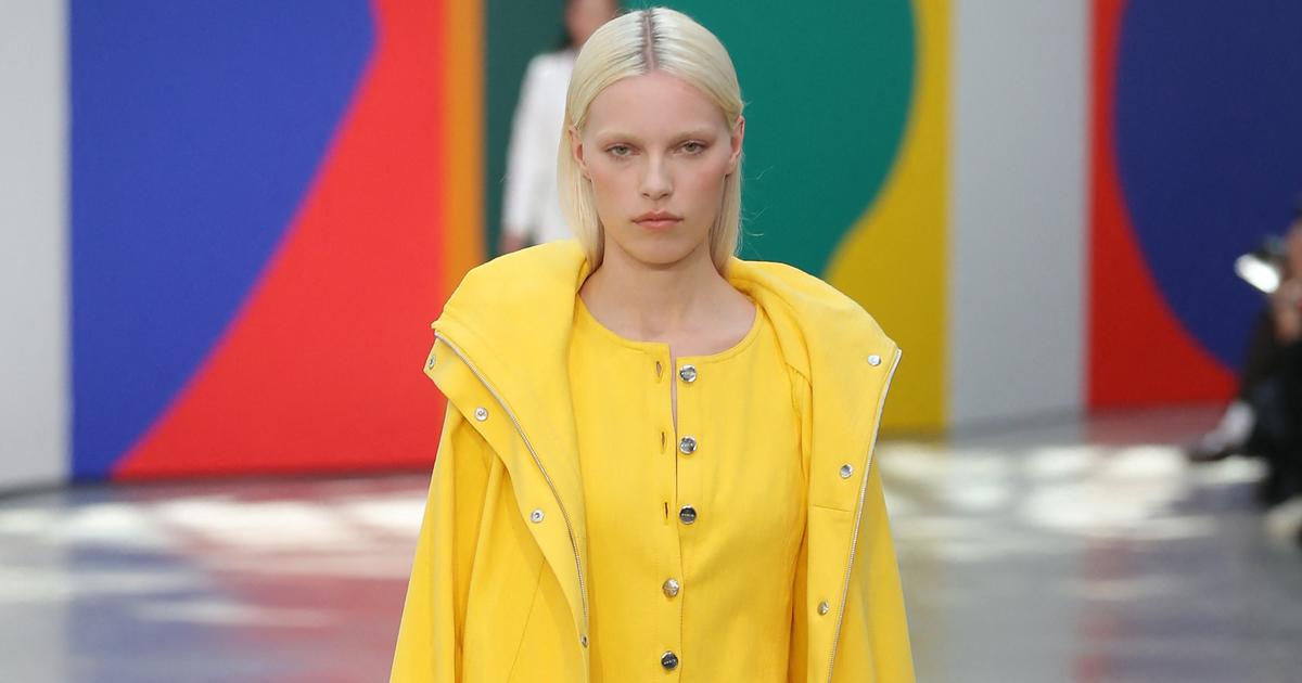 FASHION WEEK DE PARIS – Du rouge ! Du bleu ! Du jaune ! Les silhouettes d’Akris exultent les couleurs de l’artiste Leon Polk Smith