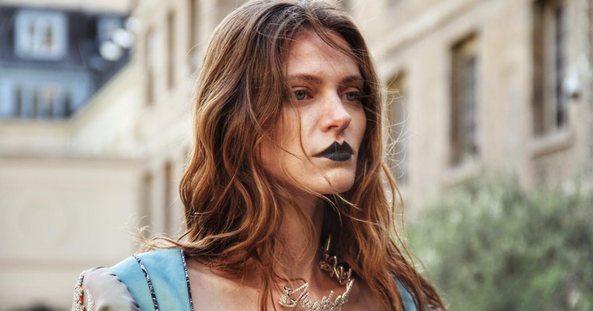 GALA BACKSTAGE - Regard masqué, bouche noire, cheveux froissés... Chez Vivienne Westwood, la beauté désobéit aux règles