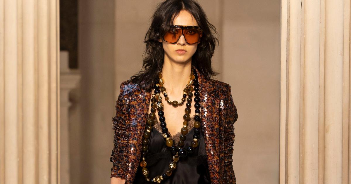 FASHION WEEK DE PARIS - Imprimé python, tailleurs satinés... Nina Ricci ressuscite le vestiaire flamboyant des années 70