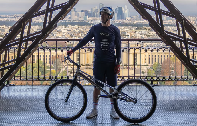 AurÃ©lien Fontenoy, nouveau recordman du monde pour gravir les deux premiers Ã©tages de la Tour...