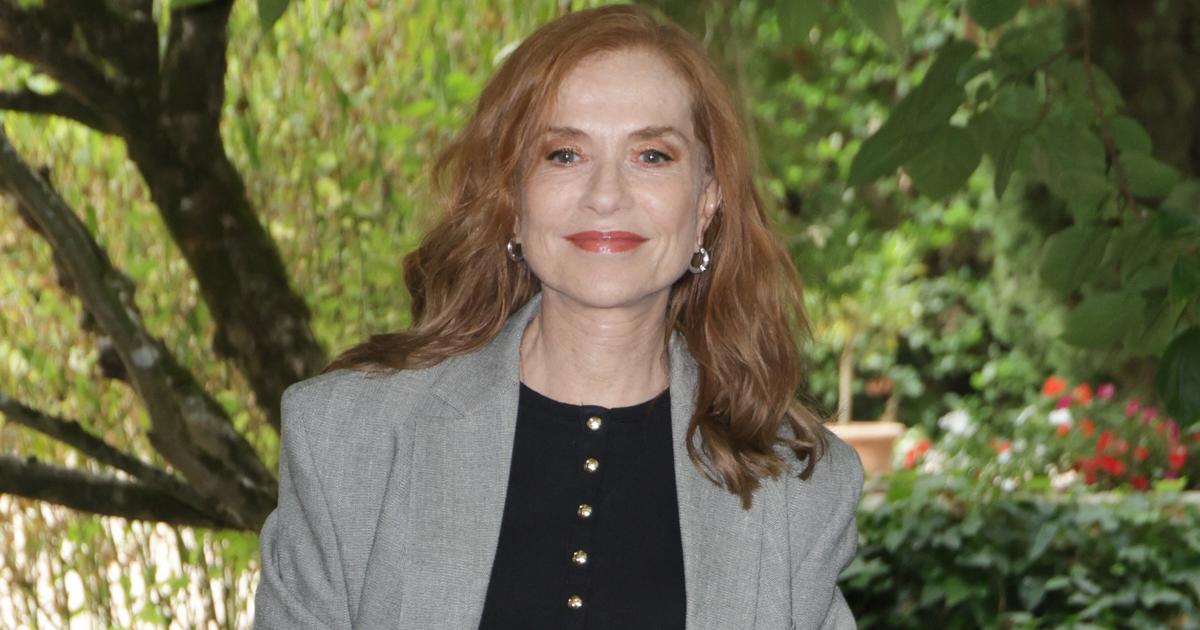 Robe t-shirt menthe, gants opéra et cheveux plaqués, l’apparition mode d’Isabelle Huppert chez Balenciaga