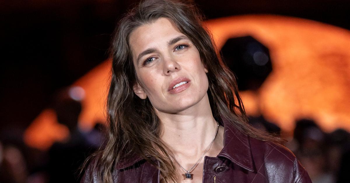 Chevelure froissée, blouson en cuir et denim noir... Charlotte Casiraghi casse les codes au défilé Chanel