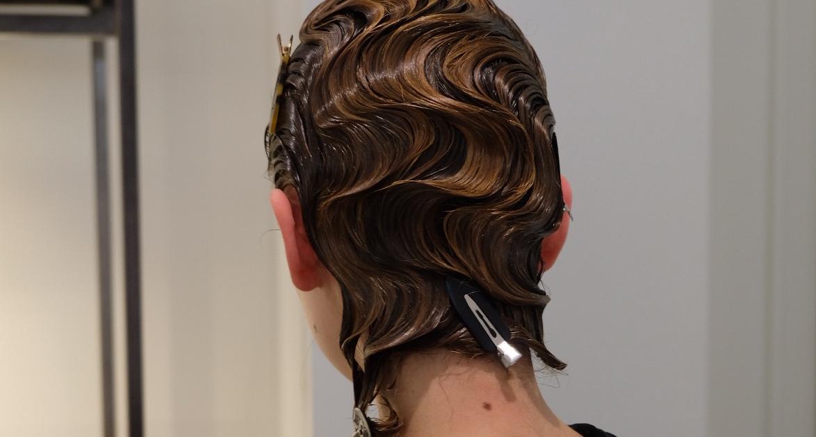 GALA BACKSTAGE - Ondulations XVIIe, teint frais, fards brumeux... La beauté picturale prend vie chez Giambattista Valli