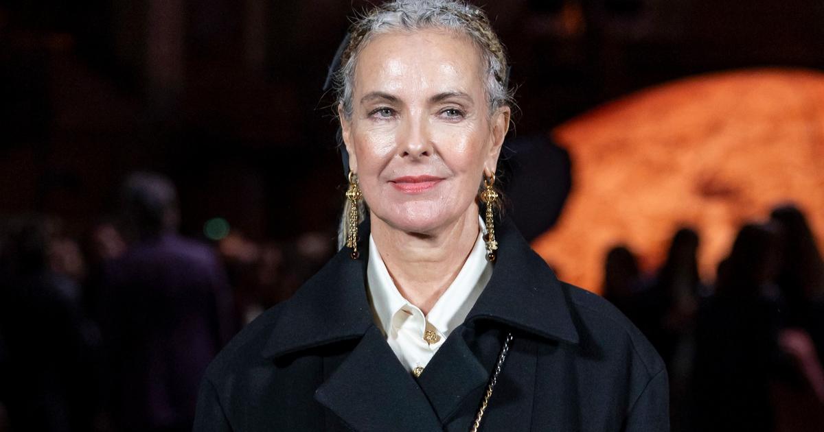 Tresses plaquées argentées, bouche rose vif... Carole Bouquet apparait transformée au défilé Chanel